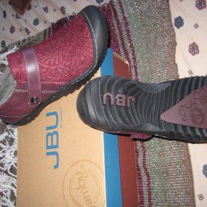 JBU Blakely Women's Size 9.5 (fit like 8.5) New in Box Maroon